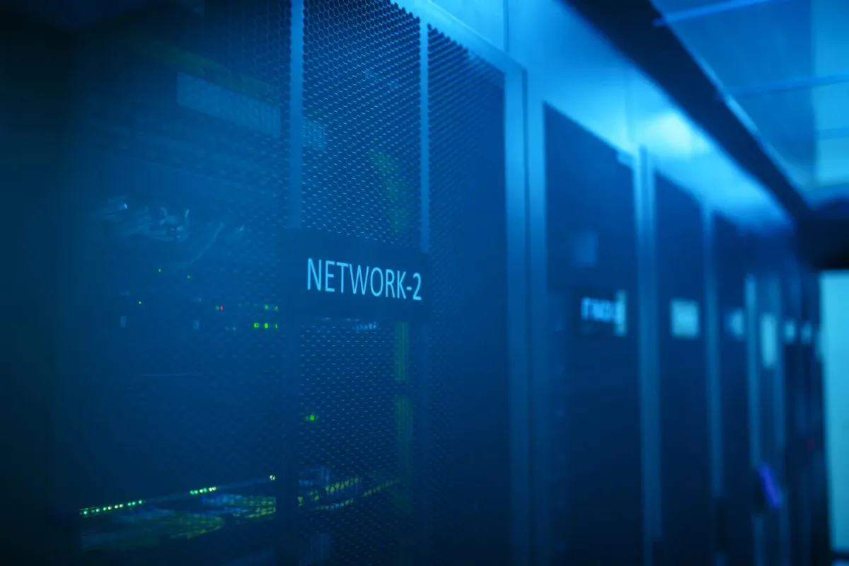 Аналоги Cloudflare в России: серверная стойка российского CDN